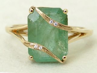 9k Yellow Gold 4.88ct Emerald & Moissanite Ring