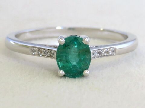 9k White Gold 1ct Emerald & White Sapphire Ring