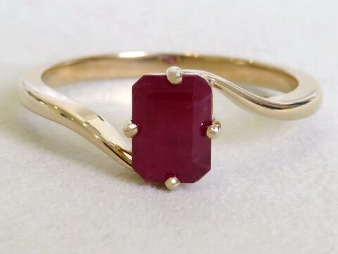 9k Yellow Gold 1.2ct Ruby Ring