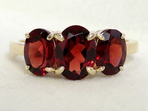 9k Yellow Gold 3.25ct Garnet Ring