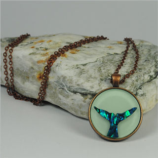 Circle Pendant Necklace: Paua Tohora green