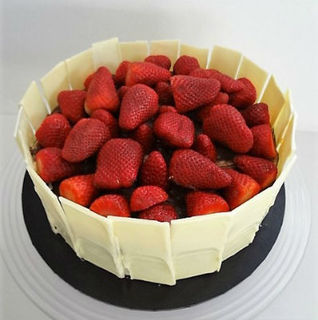 White Chocolate & Strawberry Cake