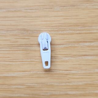 White zipper pull