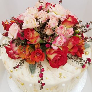Drip cake with red roses
