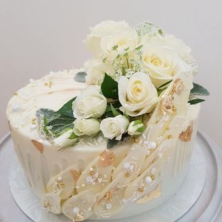 White & gold drip cake