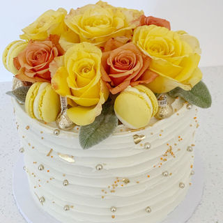 White & gold fresh florals cake