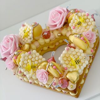 Heart shape shortbread cookie cake bee design