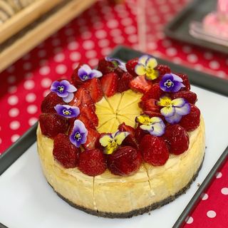 Baked cheesecake with fresh strawberries
