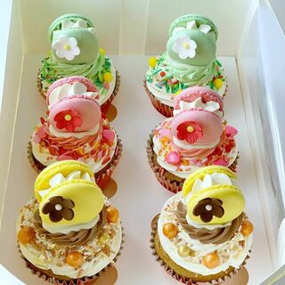 Cupcakes with macaron