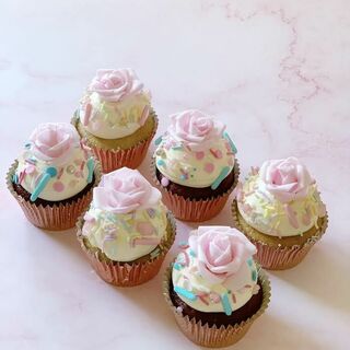 Cupcakes with pink rose