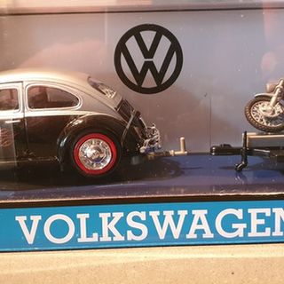 Volkswagen Beetle & Motorbike on Trailer 1/24 Roadcar Motormax