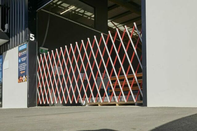 Aluminium Expandable Barrier Gate: 1.8m High